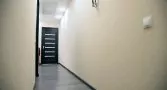 Длинный коридор после капитального ремонта квартиры в Химках