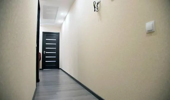 Длинный коридор после капитального ремонта квартиры в Химках