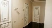 Красивые белые двери в коридоре в квартире в Химках