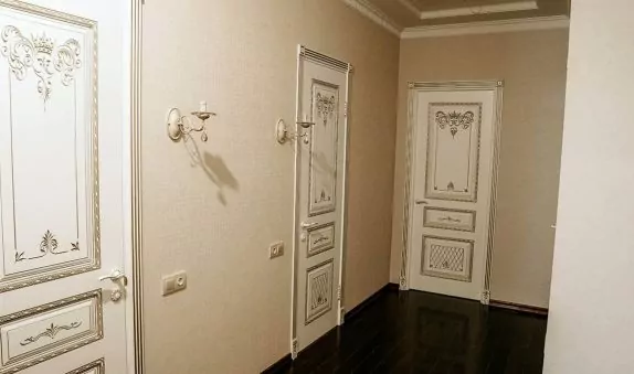 Красивые белые двери в коридоре в квартире в Химках